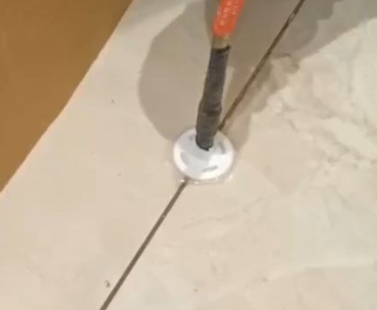 咸宁市瓷砖空鼓维修公司专业解答瓷砖在铺贴过程中，如果没有涂抹均匀到位的粘结材料（如水泥砂浆或瓷砖胶），可能会导致以下问题