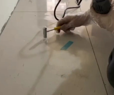 咸宁市瓷砖开裂维修公司专业分享瓷砖在铺贴前如果没有沥干水分，将会导致以下问题