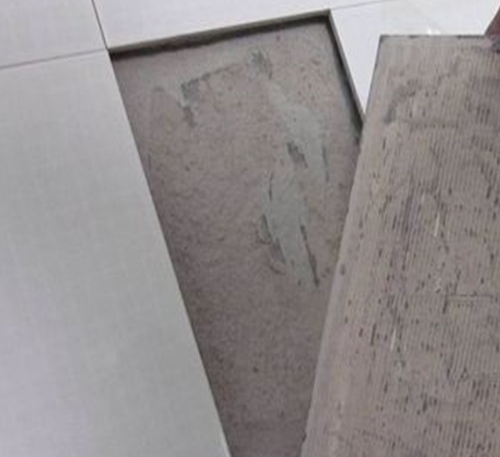 咸宁市瓷砖空鼓维修公司分享瓷砖铺贴时如果打浆（即涂抹在瓷砖背面和基层上的砂浆或瓷砖胶）过少，会带来以下问题